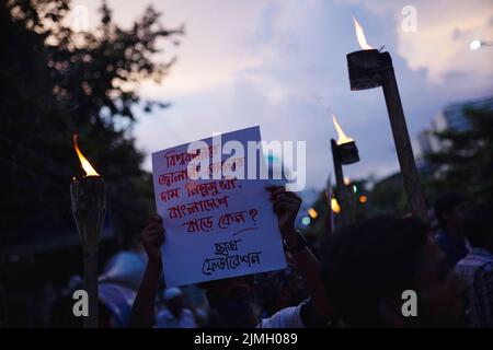 Dhaka, Bangladesch. 06. August 2022. Motorradfahrer und Aktivisten aus Bangladesch halten während eines Protestes gegen die Kraftstoffpreise, die in Dhaka angefahren wurden, Laternen fest. Bangladesch hob die Kraftstoffpreise um rund 50 % an, ein Schritt, der die Subventionslast des Landes verringern wird, aber einen größeren Druck auf die Inflation ausüben wird, die bereits über 7 % liegt. Kredit: SOPA Images Limited/Alamy Live Nachrichten Stockfoto