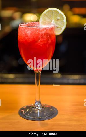 Nahaufnahme eines köstlichen Getränks in einem Glas roter Beeren. Stockfoto