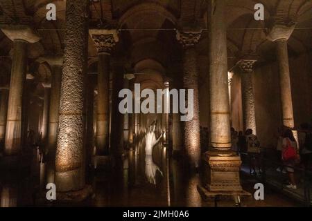 6. August 2022: Die Basilika-Zisterne, die von der Istanbuler Stadtverwaltung restauriert wurde, wurde am 6. August 2022 nach vier Jahren Restaurierungsarbeiten in Istanbul, Türkei, eröffnet. Die Basilica Cistern, oder Cisterna Basilica, ist die größte von mehreren hundert alten Zisternen, die unterhalb der Stadt Istanbul, Türkei, liegen. Die Zisterne, die 150 Meter südwestlich der Hagia Sophia auf der historischen Halbinsel Sarayburnu liegt, wurde im 6.. Jahrhundert während der Herrschaft des byzantinischen Imperators Justinian I. erbaut.heute wird sie mit wenig Wasser für den öffentlichen Zugang im Raum aufbewahrt. (Bild: Stockfoto