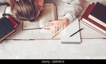 Student bereitet Prüfungen vor, schläft müde Erschöpfung Stockfoto