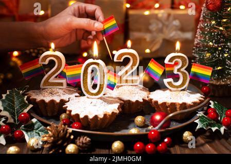 Food-Tablett mit Cupcakes Neujahr Kerzen mit Homosexuell Fahnen verziert Stockfoto