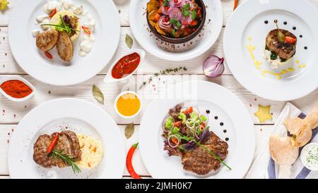 Das Essen war von oben aus zu sehen, das Büffetgericht im Restaurant, das Essen war flach Stockfoto
