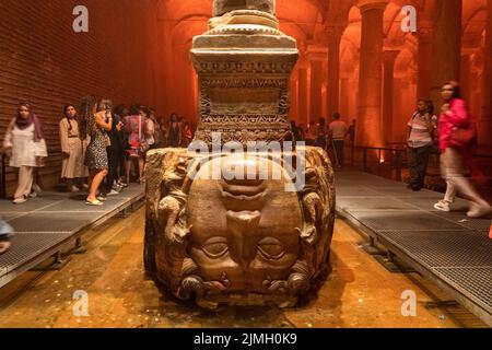 6. August 2022: Die Basilika-Zisterne, die von der Istanbuler Stadtverwaltung restauriert wurde, wurde am 6. August 2022 nach vier Jahren Restaurierungsarbeiten in Istanbul, Türkei, eröffnet. Die Basilica Cistern, oder Cisterna Basilica, ist die größte von mehreren hundert alten Zisternen, die unterhalb der Stadt Istanbul, Türkei, liegen. Die Zisterne, die 150 Meter südwestlich der Hagia Sophia auf der historischen Halbinsel Sarayburnu liegt, wurde im 6.. Jahrhundert während der Herrschaft des byzantinischen Imperators Justinian I. erbaut.heute wird sie mit wenig Wasser für den öffentlichen Zugang im Raum aufbewahrt. (Bild: Stockfoto