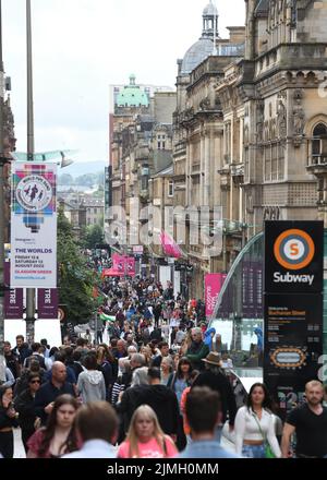 Glasgow, Schottland, Großbritannien. 6., August 2022. Es ist ein sonniger, warmer, ruhiger Tag für Einkäufer auf einer geschäftigen Buchanan Street, Glasgow, Schottland, Großbritannien. Kredit. Douglas Carr/Alamy Live News Stockfoto