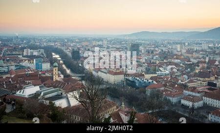 Blick von oben auf das Rathaus vom Schlossberg in der Stadt Graz. Reisen Nach Österreich Stockfoto