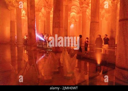 6. August 2022: Die Basilika-Zisterne, die von der Istanbuler Stadtverwaltung restauriert wurde, wurde am 6. August 2022 nach vier Jahren Restaurierungsarbeiten in Istanbul, Türkei, eröffnet. Die Basilica Cistern, oder Cisterna Basilica, ist die größte von mehreren hundert alten Zisternen, die unterhalb der Stadt Istanbul, Türkei, liegen. Die Zisterne, die 150 Meter südwestlich der Hagia Sophia auf der historischen Halbinsel Sarayburnu liegt, wurde im 6.. Jahrhundert während der Herrschaft des byzantinischen Imperators Justinian I. erbaut.heute wird sie mit wenig Wasser für den öffentlichen Zugang im Raum aufbewahrt. (Bild: Stockfoto