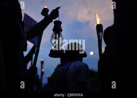 Dhaka, Bangladesch. 06. August 2022. Motorradfahrer und Aktivisten aus Bangladesch halten während eines Protestes gegen die Kraftstoffpreise, die in Dhaka angefahren wurden, Laternen fest. Bangladesch hob die Kraftstoffpreise um rund 50 % an, ein Schritt, der die Subventionslast des Landes verringern wird, aber einen größeren Druck auf die Inflation ausüben wird, die bereits über 7 % liegt. (Foto von Sultan Mahmud Mukut/SOPA Images/Sipa USA) Quelle: SIPA USA/Alamy Live News Stockfoto