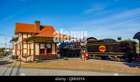 1940er Jahre Looking Photo von einem Dampfzug an einem Bahnhof mit Passagieren Stockfoto