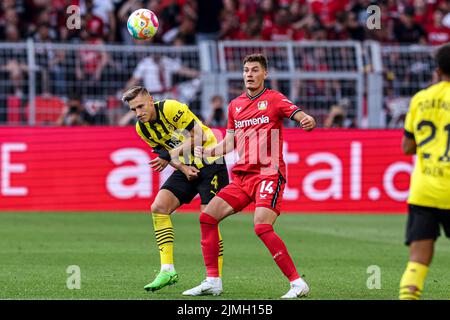DORTMUND, DEUTSCHLAND - 6. AUGUST: Nico Schlotterbeck von Borussia Dortmund, Patrik Schick von Bayer Leverkusen beim Bundesligaspiel zwischen Borussia Dortmund und Bayer Leverkusen im Signal Iduna Park am 6. August 2022 in Dortmund (Foto: Marcel ter Bals/Orange Picles) Stockfoto