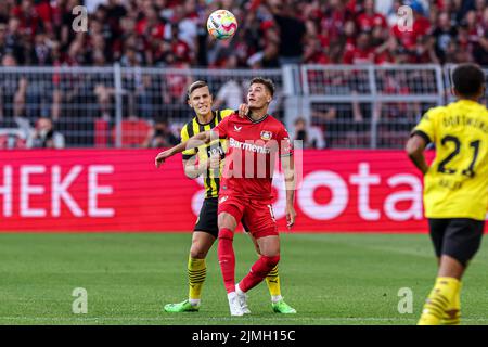 DORTMUND, DEUTSCHLAND - 6. AUGUST: Nico Schlotterbeck von Borussia Dortmund, Patrik Schick von Bayer Leverkusen beim Bundesligaspiel zwischen Borussia Dortmund und Bayer Leverkusen im Signal Iduna Park am 6. August 2022 in Dortmund (Foto: Marcel ter Bals/Orange Picles) Stockfoto