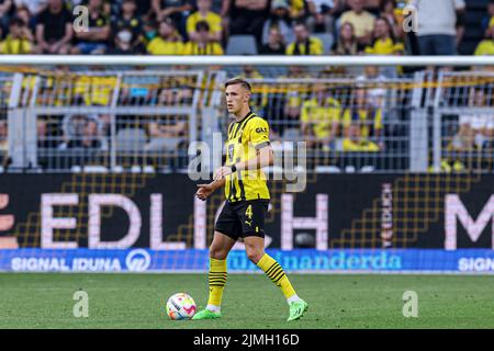 DORTMUND, DEUTSCHLAND - 6. AUGUST: Nico Schlotterbeck von Borussia Dortmund beim Bundesligaspiel zwischen Borussia Dortmund und Bayer Leverkusen am 6. August 2022 im Signal Iduna Park in Dortmund (Foto: Marcel ter Bals/Orange Picles) Stockfoto