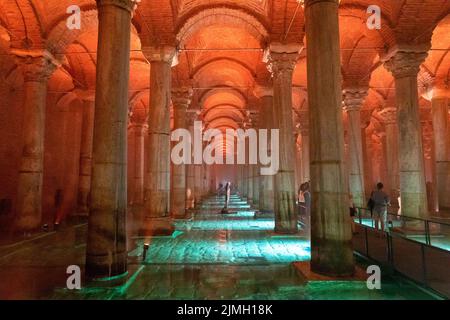 6. August 2022: Die Basilika-Zisterne, die von der Istanbuler Stadtverwaltung restauriert wurde, wurde am 6. August 2022 nach vier Jahren Restaurierungsarbeiten in Istanbul, Türkei, eröffnet. Die Basilica Cistern, oder Cisterna Basilica, ist die größte von mehreren hundert alten Zisternen, die unterhalb der Stadt Istanbul, Türkei, liegen. Die Zisterne, die 150 Meter südwestlich der Hagia Sophia auf der historischen Halbinsel Sarayburnu liegt, wurde im 6.. Jahrhundert während der Herrschaft des byzantinischen Imperators Justinian I. erbaut.heute wird sie mit wenig Wasser für den öffentlichen Zugang im Raum aufbewahrt. (Bild: Stockfoto