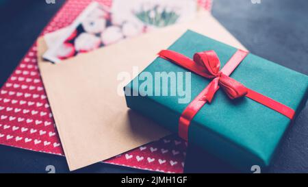 Romantische Geburtstagsüberraschung blaugrün Geschenkbox Stockfoto