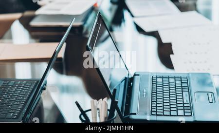 Business man Arbeitsplatz Laptops Papiere Büro Stockfoto
