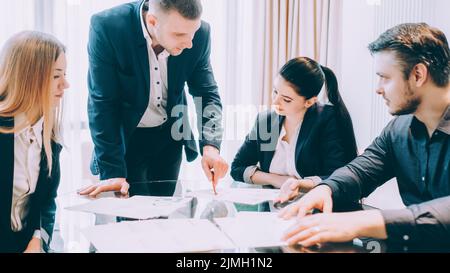 Besprechung der Kollegen des Teamleiters für das Business Coaching Stockfoto