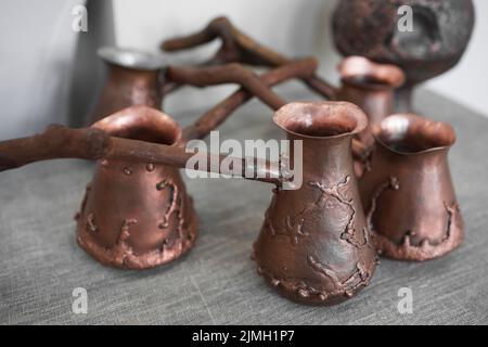 Handgemachte Metall-Zehen für türkischen Kaffee . Auswahl eines Konzepts für den Kaffee Stockfoto