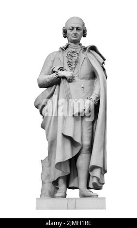 Statue von Raphael Morghen an der Fassade des Neuen Eremitage-Gebäudes in St. Petersburg auf weißem Hintergrund mit Zuschneideweg Stockfoto