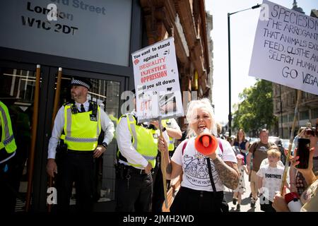 London, Großbritannien. 06. August 2022. Ein Aktivist sah während der Demonstration vor McDonald einen skandierenden Slogan. Tierschützer versammelten sich und marschierten im Zentrum Londons. Die Aktivisten erläuterten die Zusammenhänge zwischen Klimakrise und Tierrechten und organisierten diesen märz im Rahmen der Plant-Base Future Kampagne. Kredit: SOPA Images Limited/Alamy Live Nachrichten Stockfoto