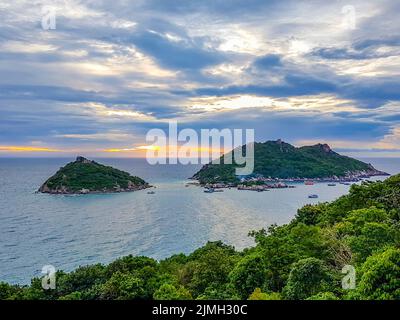 Sonnenuntergang auf der Insel Koh Nang Yuan Ko Tao Thailand. Stockfoto