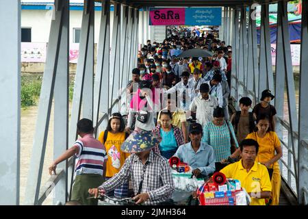 Dala, Myanmar. 6. August 2022. Am 6. August 2022 warten Menschen auf eine Fähre in Dala Township, Myanmar. Myanmar hat in den letzten 122 Tagen keine neuen COVID-19-Todesfälle verzeichnet, die längste Strecke ohne Todesfälle durch das Virus seit Beginn der Pandemie im Land, sagte das Gesundheitsministerium am Samstag. Quelle: Myo Kyaw Soe/Xinhua/Alamy Live News Stockfoto