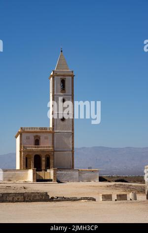 CABO DE GATA, SPANIEN - 04. SEPTEMBER 2020: Kirche Las Salinas an der Küste des Nationalparks Gata Cape. Almería, Andalucía, Spanien. Stockfoto