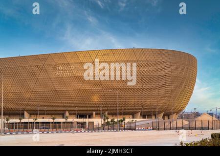 LUSAIL, KATAR - 26. JULI 2022: Lusail International Stadium in Doha, Katar. Das Stadion wird das letzte Spiel der FIFA Fußball-Weltmeisterschaft 2022 ausrichten. Stockfoto