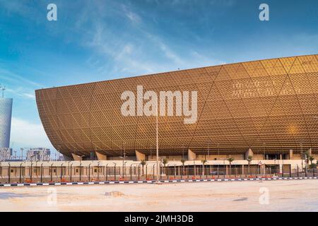 LUSAIL, KATAR - 26. JULI 2022: Lusail International Stadium in Doha, Katar. Das Stadion wird das letzte Spiel der FIFA Fußball-Weltmeisterschaft 2022 ausrichten. Stockfoto