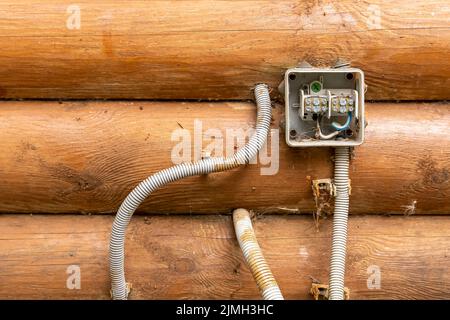 Anschlussdose mit verdrillten und gelöteten elektrischen Drähten am Wandhaus Stockfoto