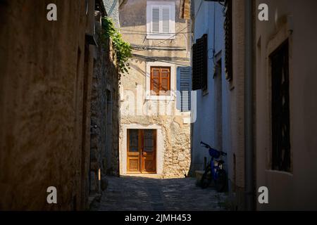 Historisch für die Region typisches Haus in einer Gasse in der Altstadt von Krk in Kroatien Stockfoto