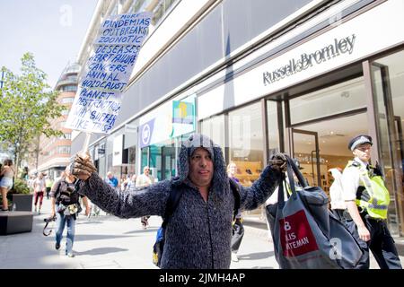 London, Großbritannien. 06. August 2022. Ein Aktivist sah, wie er während der Demonstration ein Plakat zur Unterstützung der Tierrechte hielt. Tierschützer versammelten sich und marschierten im Zentrum Londons. Die Aktivisten erläuterten die Zusammenhänge zwischen Klimakrise und Tierrechten und organisierten diesen märz im Rahmen der Plant-Base Future Kampagne. (Foto von Hesther Ng/SOPA Images/Sipa USA) Quelle: SIPA USA/Alamy Live News Stockfoto