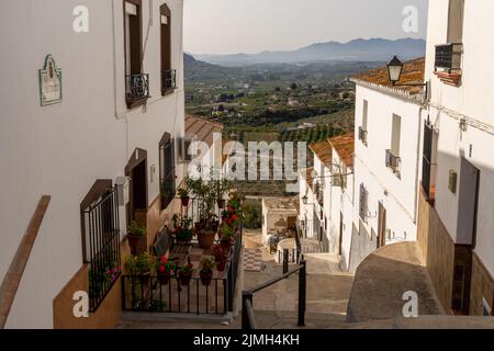 Enge Hangstraße im malerischen andalusischen Dorf Alora Stockfoto