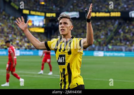 DORTMUND, DEUTSCHLAND - 6. AUGUST: Nico Schlotterbeck von Borussia Dortmund beim Bundesligaspiel zwischen Borussia Dortmund und Bayer Leverkusen am 6. August 2022 im Signal Iduna Park in Dortmund (Foto: Marcel ter Bals/Orange Picles) Stockfoto