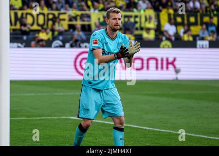 DORTMUND, DEUTSCHLAND - 6. AUGUST: Torwart Lukas Hradecky von Bayer Leverkusen beim Bundesliga-Spiel zwischen Borussia Dortmund und Bayer Leverkusen am 6. August 2022 im Signal Iduna Park in Dortmund (Foto: Marcel ter Bals/Orange Picles) Stockfoto