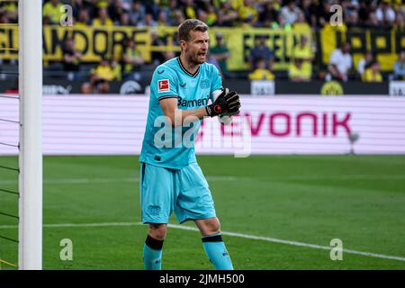 DORTMUND, DEUTSCHLAND - 6. AUGUST: Torwart Lukas Hradecky von Bayer Leverkusen beim Bundesliga-Spiel zwischen Borussia Dortmund und Bayer Leverkusen am 6. August 2022 im Signal Iduna Park in Dortmund (Foto: Marcel ter Bals/Orange Picles) Stockfoto