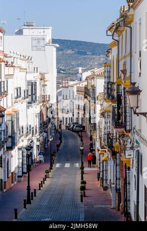 Vertikaler Blick auf das malerische weiß getünchte Dorf Olvera in Andalusien Stockfoto