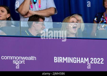 Liz Truss, Ministerin für auswärtige Angelegenheiten, Commonwealth- und Entwicklungsfragen des Vereinigten Königreichs, beobachtet die Leichtathletik am 9. Tag der Commonwealth Games 2022 in Birmingham im Alexander Stadium. Bilddatum: Samstag, 6. August 2022. Stockfoto