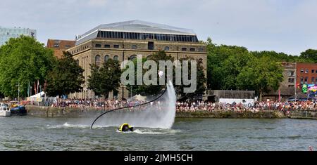 Am heißen Sommertag am Hafen von Bristol wimmeln die Menschen vor dem Flyboarding Hoverboard während des Festivals Stockfoto