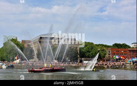 Am heißen Sommertag am Hafen von Bristol wimmeln die Besucher vor dem historischen Feuerstall, Pyronaut und der Fluggastanzeige während des Festivals Stockfoto