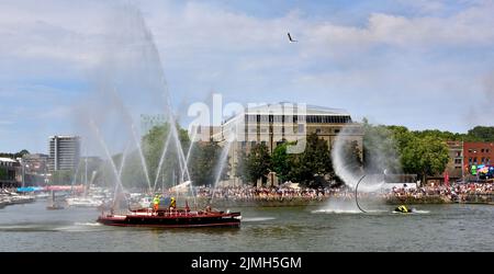 Am heißen Sommertag am Hafen von Bristol wimmeln die Besucher vor dem historischen Feuerstall, Pyronaut und der Fluggastanzeige während des Festivals Stockfoto