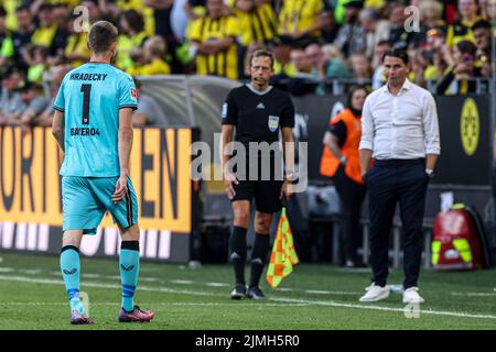 DORTMUND, 6. AUGUST: Torwart Lukas Hradecky von Bayer Leverkusen wird beim Bundesligaspiel zwischen Borussia Dortmund und Bayer Leverkusen am 6. August 2022 im Signal Iduna Park in Dortmund abgesetzt (Foto: Marcel ter Bals/Orange Picts) Stockfoto