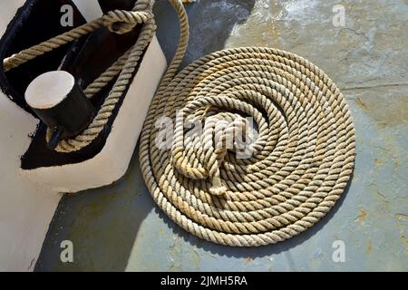 Seil und Strang auf rostigen Deck des Schiffes gewickelt Stockfoto