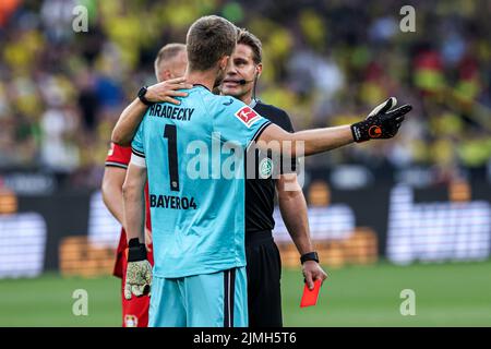 DORTMUND, DEUTSCHLAND - 6. AUGUST: Torwart Lukas Hradecky von Bayer Leverkusen wird abgeschickt, Schiedsrichter Felix Brych beim Bundesligaspiel zwischen Borussia Dortmund und Bayer Leverkusen am 6. August 2022 im Signal Iduna Park in Dortmund (Foto: Marcel ter Bals/Orange Picles) Stockfoto