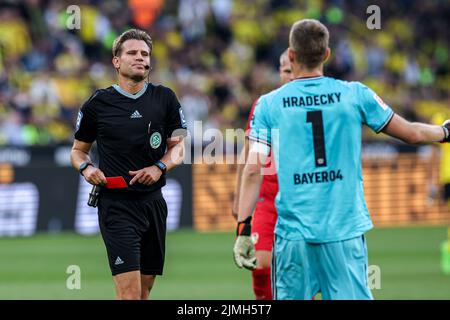 DORTMUND, DEUTSCHLAND - 6. AUGUST: Torwart Lukas Hradecky von Bayer Leverkusen wird abgeschickt, Schiedsrichter Felix Brych beim Bundesligaspiel zwischen Borussia Dortmund und Bayer Leverkusen am 6. August 2022 im Signal Iduna Park in Dortmund (Foto: Marcel ter Bals/Orange Picles) Stockfoto