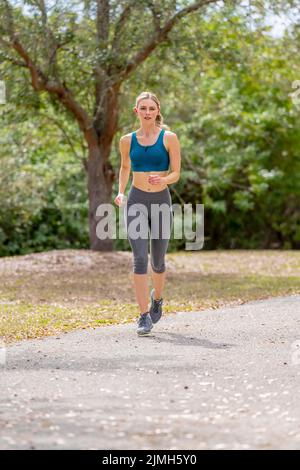 Lovely Blonde Model genießt Einen Sommer Tag während der Vorbereitung auf das Workout Stockfoto