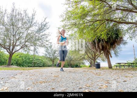 Lovely Blonde Model genießt Einen Sommer Tag während der Vorbereitung auf das Workout Stockfoto