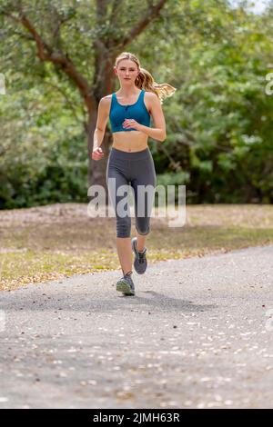 Lovely Blonde Model genießt Einen Sommer Tag während der Vorbereitung auf das Workout Stockfoto