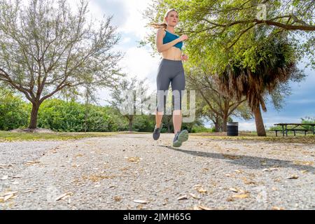 Lovely Blonde Model genießt Einen Sommer Tag während der Vorbereitung auf das Workout Stockfoto