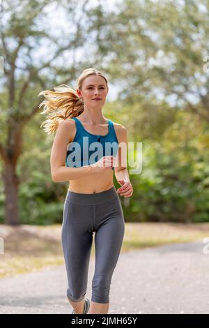 Lovely Blonde Model genießt Einen Sommer Tag während der Vorbereitung auf das Workout Stockfoto