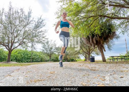 Lovely Blonde Model genießt Einen Sommer Tag während der Vorbereitung auf das Workout Stockfoto