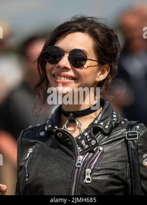 Wacken, Deutschland. 06. August 2022. Festivalbesucher beim Wacken Open Air Festival. Das WOA gilt als das größte Heavy Metal Festival der Welt. Quelle: Daniel Reinhardt/dpa/Alamy Live News Stockfoto